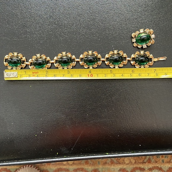 Vintage costume jewelry, stunning green & diamond colored stones in gold tone. - Picture 5 of 6